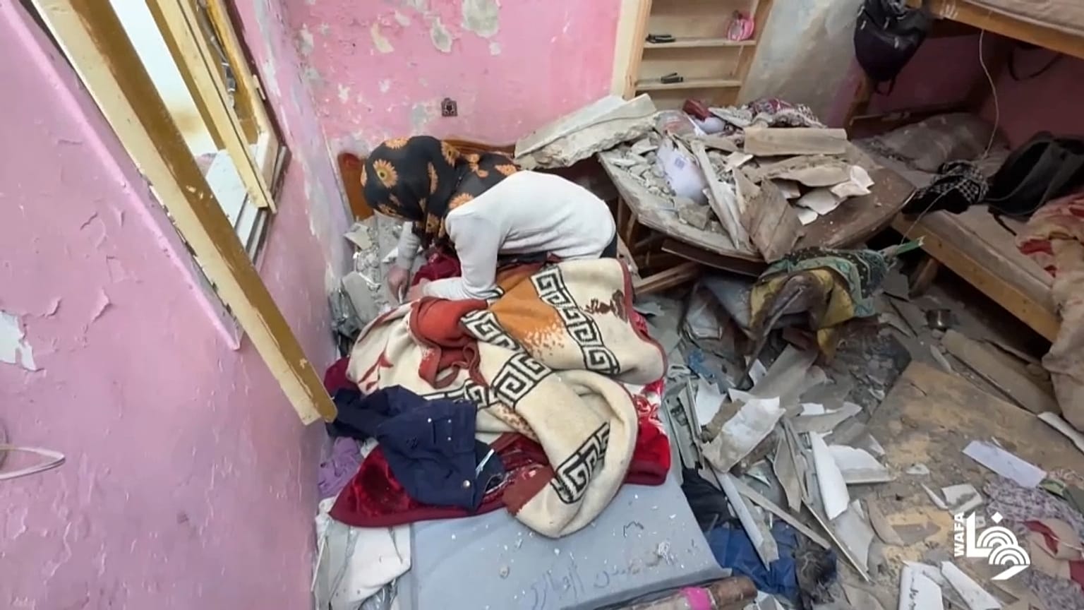 População vasculha escombros das casas danificadas pelos ataques israelitas no centro de Gaza