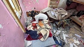 População vasculha escombros das casas danificadas pelos ataques israelitas no centro de Gaza