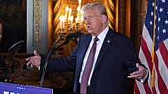 Seçilmiş Başkan Donald Trump, Palm Beach, Fla'daki Mar-a-Lago'da düzenlenen basın toplantısında konuşuyor, 7 Ocak 2024