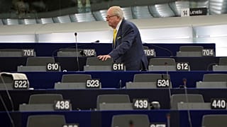 El exlíder francés del ultraderechista Frente Nacional Jean Marie Le Pen busca su escaño en el Parlamento Europeo, en Estrasburgo, este de Francia, 1 de julio de 2014.