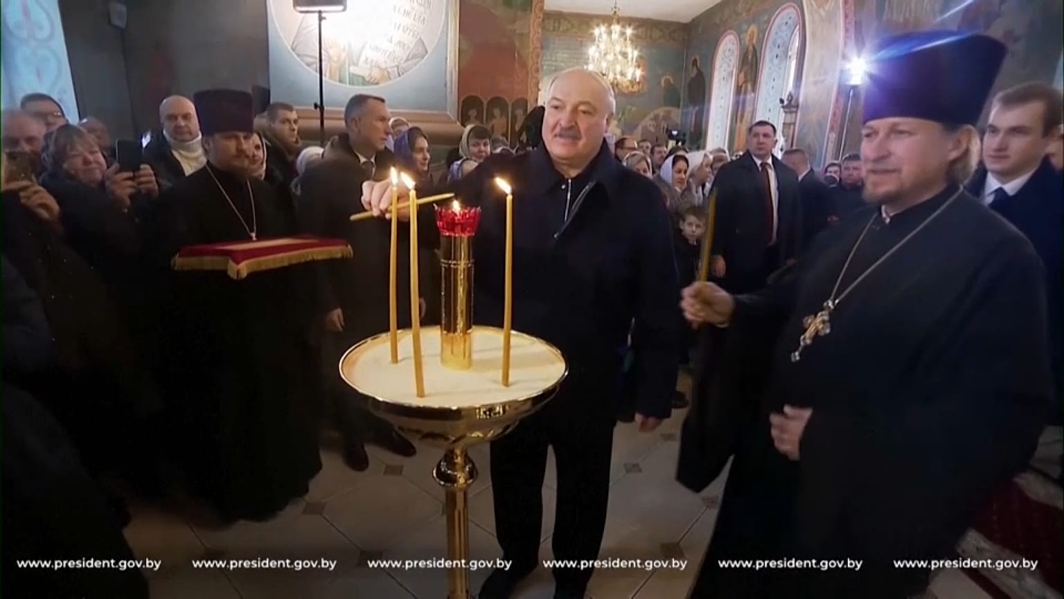 لوكاشنكو يضيء شمعة بمناسبة عيد الميلاد الأثوذوكسي 