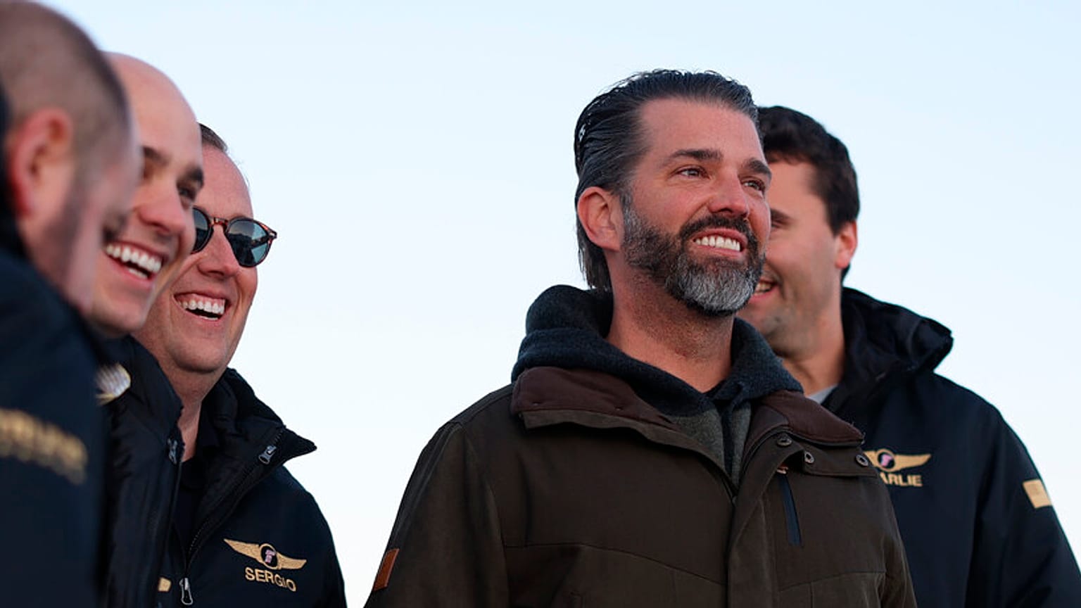 Donald Trump Jr, au centre, arrive à Nuuk, au Groenland, mardi 7 janvier 2025.