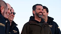 Donald Trump Jr., Mitte, kommt in Nuuk, Grönland, an, Dienstag, 7. Januar 2025