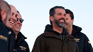 Дональд Трамп-младший (в центре) прибывает в Нуук, Гренландия, вторник, 7 января 2025 г.