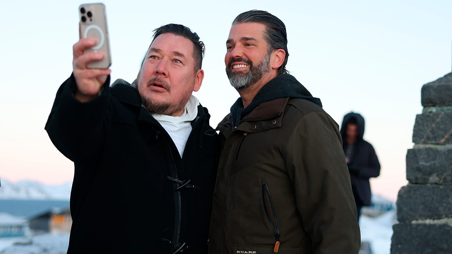 Donald Trump Jr., en el centro, llega a Nuuk, Groenlandia, el martes 7 de enero de 2025.