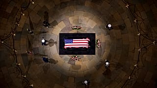 Le cercueil de l'ancien président Jimmy Carter, recouvert d'un drapeau, est exposé dans la rotonde du Capitole, mardi 7 janvier 2025, à Washington.