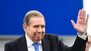 Ο Edmundo Gonzalez Urrutia από τη Βενεζουέλα χαιρετά τον ίδιο και τη συμπατριώτισσά του Maria Corina Machado κατά την απονομή της ανώτατης διάκρισης της ΕΕ για τα ανθρώπινα δικαιώματα, στο Ευρωπαϊκό Κοινοβούλιο, 17 Δεκεμβρίου 2024.
