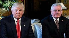 Präsident Donald Trump, Mitte, sitzt mit dem pensionierten Armeegeneralleutnant Keith Kellogg, rechts, in Trumps Mar-a-Lago Anwesen in Palm Beach, Florida, 20. Februar 2017
