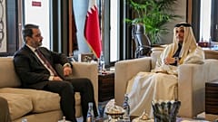وزير الخارجية السوري أسعد الشيباني في اجتماع مع رئيس الوزراء ووزير الخارجية القطري محمد بن عبد الرحمن آل ثاني، في الدوحة، قطر، الأحد، 5 يناير/كانون الثاني 2025