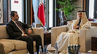 وزير الخارجية السوري أسعد الشيباني في اجتماع مع رئيس الوزراء ووزير الخارجية القطري محمد بن عبد الرحمن آل ثاني، في الدوحة، قطر، الأحد، 5 يناير/كانون الثاني 2025