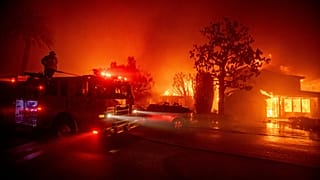Les équipes de pompiers luttent contre l'incendie dans le quartier de Pacific Palisades à Los Angeles, aux États-Unis, le mardi 7 janvier 2025