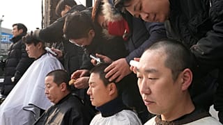 حامیان یون سوک یول، رئیس جمهوری برکنار شده کره جنوبی، در مخالفت با استیضاح وی سر خود را به نشانه اعتراض تراشیدند. ژانویه ۲۰۲۵ سئول.