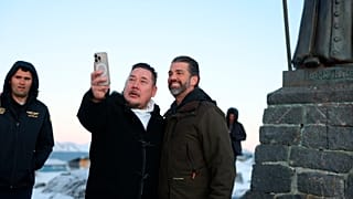 Donald Trump Jr., (po prawej,) pozuje do zdjęcia po przybyciu do Nuuk na Grenlandii