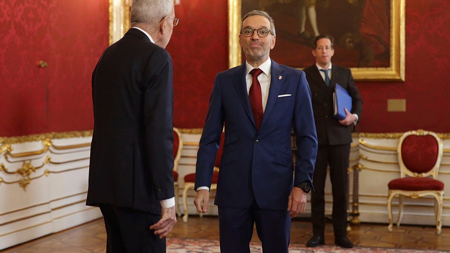 Lider Austriackiej Partii Wolności, Herbert Kickl, opuszcza biuro prezydenckie w Wiedniu.