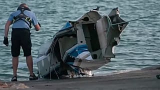  يتم سحب جزء من حطام الطائرة إلى الشاطئ على جزيرة روتنست، أستراليا، الثلاثاء، 7 يناير/كانون الثاني 2025، بعد تحطم الطائرة المائية