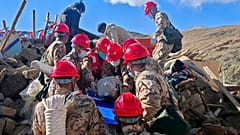 Ersthelfer führen Rettungsarbeiten in einem Dorf in der Gemeinde Changsuo des Kreises Dingri in Xigaze, Autonome Region Tibet im Südwesten Chinas, durch, 7. Januar 2025