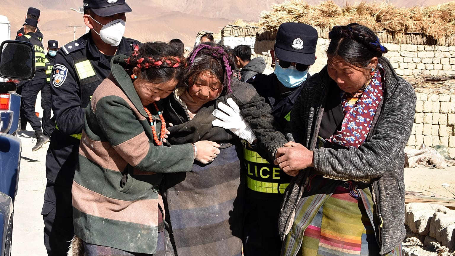 Kurtarma ekipleri, yaralıları Çin'in güneybatısındaki Tibet Özerk Bölgesi'nin Xigaze bölgesindeki Dingri İlçesi'ne bağlı Zhacun Köyü'ne taşıyor, 7 Ocak 2025.