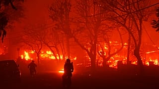 Amerykańscy strażacy walczą z pożarem w  pobliżu Los Angeles