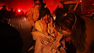 إخلاء مقيم في مركز لكبار السن مع اقتراب حريق إيتون يوم الثلاثاء 7 يناير 2025 في ألتادينا، كاليفورنيا