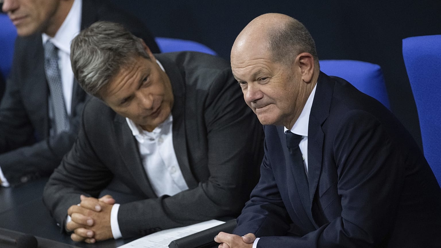Robert Habeck gazdasági miniszter és Olaf Scholz kancellár a Bundestagban