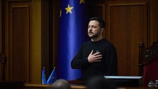 На этой фотографии, предоставленной пресс-службой президента Украины 19 ноября 2024 года, президент Украины Зеленский слушает государственный гимн перед выступлением