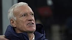 Fransa teknik direktörü Didier Deschamps, San Siro Stadyumu'nda İtalya ile Fransa arasında oynanacak Uluslar Ligi maçının başlamasını bekliyor, 17 Kasım 2024