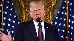 Donald Trump hat sich geweigert, militärische Gewalt zur Übernahme der Kontrolle über Grönland auszuschließen.