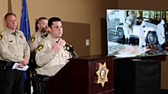 Bir şerif yardımcısı, Las Vegas'taki bir basın brifingi sırasında bir Trump otelinde patlayan Tesla Cybertruck'a ilişkin soruşturmanın fotoğrafını gösteriyor.