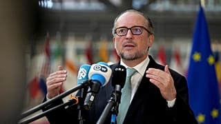 Der österreichische Außenminister Alexander Schallenberg spricht mit den Medien, als er zu einem Treffen der EU-Außenminister im Gebäude des Europäischen Rates in Brüssel eintrifft, Montag