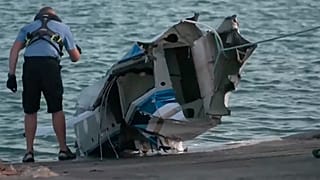 Avustralya'nın Rottnest Adası'nda düşen bir deniz uçağının enkazının bir kısmı kıyıya çekildi, 7 Ocak 2025.