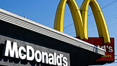 McDonald's tabelası, 25 Kasım 2019 Pazartesi günü Los Angeles şehir merkezi yakınlarındaki fast food restoranının üzerinde görülüyor.