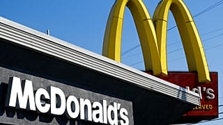 Um sinal do McDonald's é visto acima do restaurante de fast food na segunda-feira, 25 de novembro de 2019, perto do centro de Los Angeles...