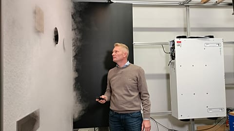 Viessmann Ar-Ge Başkanı Paul Mathis, havalandırma akışını gösteriyor