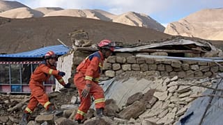 Rettungskräfte in der Autonomen Region Tibet suchen nach Überlebenden