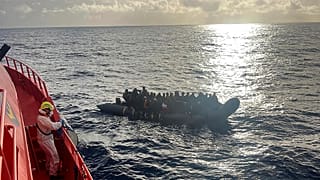 مهاجرون أفارقة يتزاحمون على زورق مطاطي وبداخله طفل وُلد في البحر، خلال عبور محفوف بالمخاطر للمحيط الأطلسي للوصول إلى جزر الكناري، إسبانيا