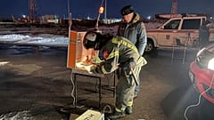 Feuerwehrleute und Rettungskräfte arbeiten an der nach einem ukrainischen Drohnenangriff beschädigten Industrieanlage in Saratow, Russland.Mittwoch, 8. Januar 2025.