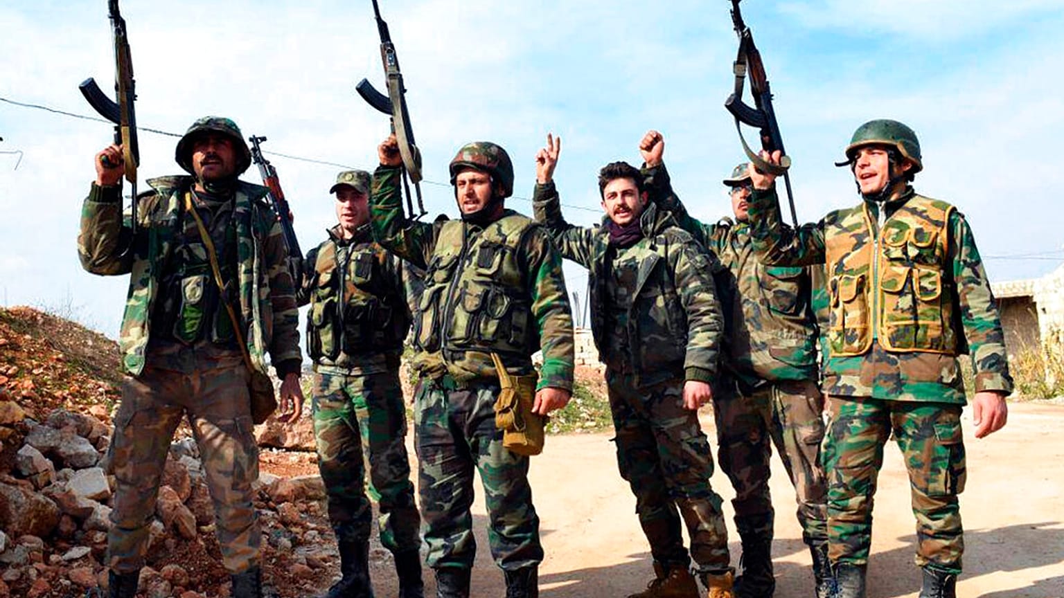 صورة نشرتها وكالة الأنباء السورية الرسمية ”سانا“، يظهر فيها جنود من الجيش السوري  في ريف حلب الغربي في سوريا، الاثنين 27 يناير/كانون الثاني 2020