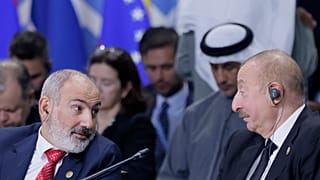 Ermenistan Başbakanı Nikol Paşinyan, Kazan'daki BRICS Zirvesi'nde Azerbaycan Cumhurbaşkanı İlham Aliyev ile konuşuyor, 24 Ekim 2024