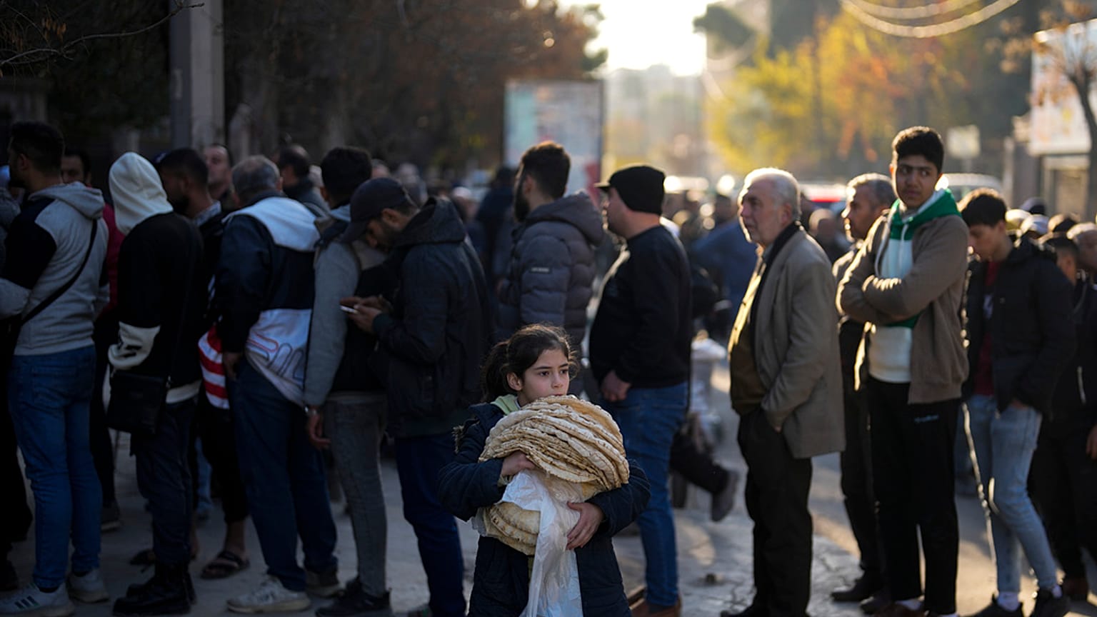 Des habitants font la queue pour acheter du pain dans une boulangerie à Alep, en Syrie, le samedi 14 décembre 2024.
