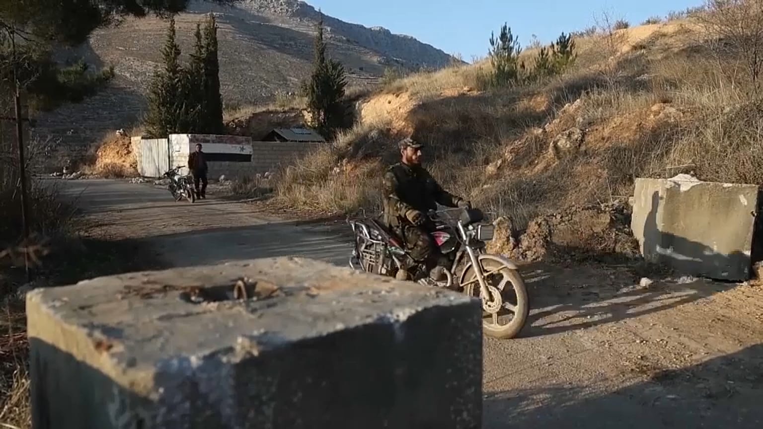 إصابة جندي لبناني في اشتباكات قرب الحدود السورية بعد محاولة فتح معبر غير قانوني