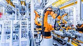 Roboterarme bei der Arbeit in einer Autofabrik
