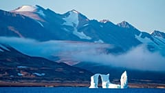 Um icebergue flutua no Scoresby Sund, a 12 de setembro de 2023, na Gronelândia. 