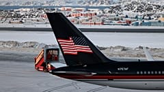 Ein Flugzeug mit Donald Trump Jr. an Bord landet in Nuuk, Grönland, Dienstag, 7. Januar 2025.