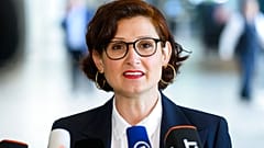 Ferda Ataman fordert die Bundesregierung auf, die Social-Media-Plattform X zu verlassen. 