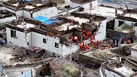 Secouristes à la recherche de survivants suite au séisme de magnitude 7,1 dans le comté de Tingri, une région autonome du Tibet en Chine, le 07.01.2025.