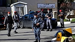 رجال شرطة لبنانيون يقفون لحراسة مركز احتجاز في مجمع محكمة بعبدا، بجنوب شرق بيروت، لبنان، السبت 21 نوفمبر 2020. 