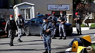 رجال شرطة لبنانيون يقفون لحراسة مركز احتجاز في مجمع محكمة بعبدا، بجنوب شرق بيروت، لبنان، السبت 21 نوفمبر 2020. 