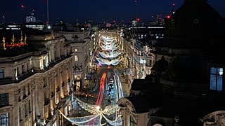 Ruas do centro de Londres evacuadas devido a explosões controladas após alerta de veículo suspeito