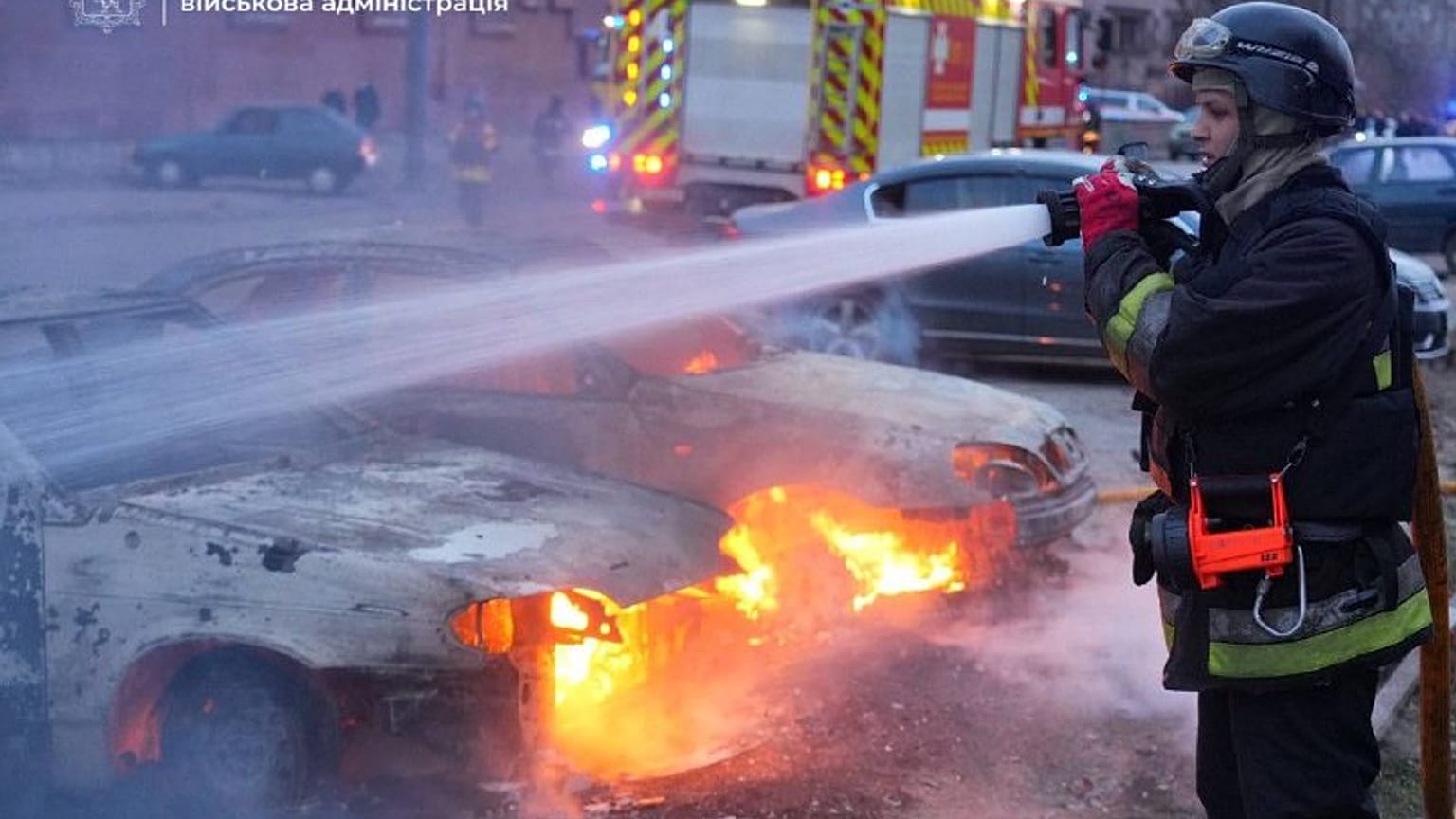 Foto publicada por la Administración Militar Regional de Zaporiyia en la que se muestra a un bombero apagando un incendio..