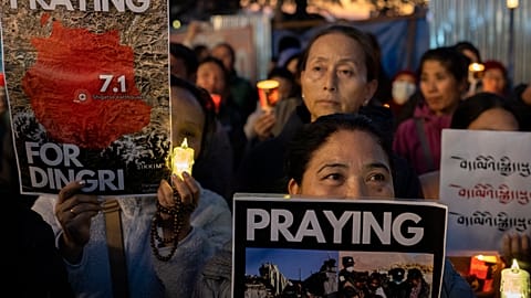 Des Tibétains exilés font une veillée aux chandelles en solidarité avec les victimes du séisme qui a frappé mardi le Tibet, à Dharamshala en Inde, le 08.01.2025